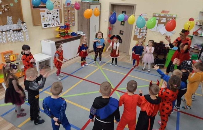 17 lutego w naszym przedszkolu odbył się wspaniały bal. Zaproszenie otrzymała księżniczka i królewicz, rycerz i czarownica i pojawił się nawet smok. Wizyta w przedszkolu takich gości byłaby całkiem dziwna gdyby nie fakt ,iż był to bal przebierańców  Wszystko dzisiaj było takie kolorowe: w naszych salach wisiały balony, a dzieci starały się odgadnąć, kto kryje się za balową maską. Podczas wspólnych zabawach panowała życzliwa atmosfera, było też wiele niespodzianek i powodów do śmiechu. Za wspaniale spędzony czas dziękują wychowawczynie grup.