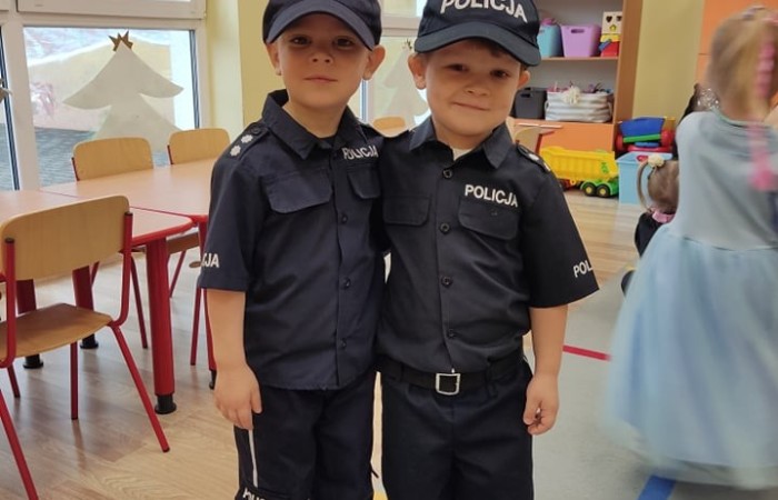 17 lutego w naszym przedszkolu odbył się wspaniały bal. Zaproszenie otrzymała księżniczka i królewicz, rycerz i czarownica i pojawił się nawet smok. Wizyta w przedszkolu takich gości byłaby całkiem dziwna gdyby nie fakt ,iż był to bal przebierańców  Wszystko dzisiaj było takie kolorowe: w naszych salach wisiały balony, a dzieci starały się odgadnąć, kto kryje się za balową maską. Podczas wspólnych zabawach panowała życzliwa atmosfera, było też wiele niespodzianek i powodów do śmiechu. Za wspaniale spędzony czas dziękują wychowawczynie grup.17 lutego w naszym przedszkolu odbył się wspaniały bal. Zaproszenie otrzymała księżniczka i królewicz, rycerz i czarownica i pojawił się nawet smok. Wizyta w przedszkolu takich gości byłaby całkiem dziwna gdyby nie fakt ,iż był to bal przebierańców  Wszystko dzisiaj było takie kolorowe: w naszych salach wisiały balony, a dzieci starały się odgadnąć, kto kryje się za balową maską. Podczas wspólnych zabawach panowała życzliwa atmosfera, było też wiele niespodzianek i powodów do śmiechu. Za wspaniale spędzony czas dziękują wychowawczynie grup.