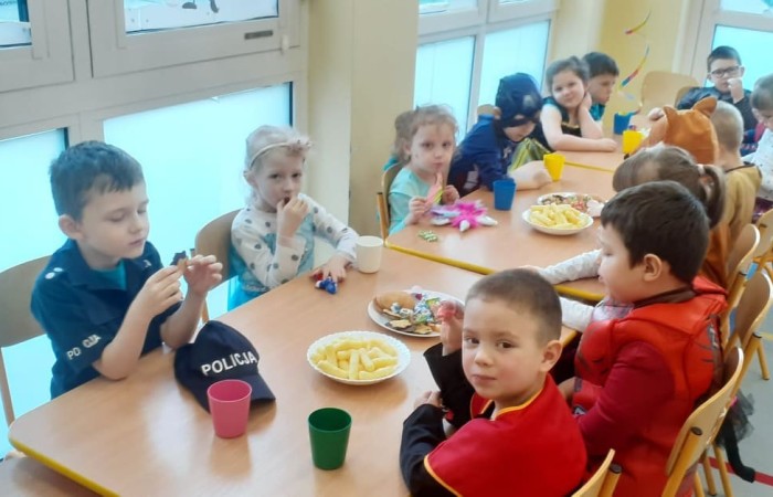 17 lutego w naszym przedszkolu odbył się wspaniały bal. Zaproszenie otrzymała księżniczka i królewicz, rycerz i czarownica i pojawił się nawet smok. Wizyta w przedszkolu takich gości byłaby całkiem dziwna gdyby nie fakt ,iż był to bal przebierańców  Wszystko dzisiaj było takie kolorowe: w naszych salach wisiały balony, a dzieci starały się odgadnąć, kto kryje się za balową maską. Podczas wspólnych zabawach panowała życzliwa atmosfera, było też wiele niespodzianek i powodów do śmiechu. Za wspaniale spędzony czas dziękują wychowawczynie grup.