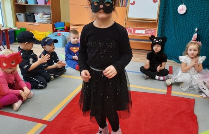 17 lutego w naszym przedszkolu odbył się wspaniały bal. Zaproszenie otrzymała księżniczka i królewicz, rycerz i czarownica i pojawił się nawet smok. Wizyta w przedszkolu takich gości byłaby całkiem dziwna gdyby nie fakt ,iż był to bal przebierańców  Wszystko dzisiaj było takie kolorowe: w naszych salach wisiały balony, a dzieci starały się odgadnąć, kto kryje się za balową maską. Podczas wspólnych zabawach panowała życzliwa atmosfera, było też wiele niespodzianek i powodów do śmiechu. Za wspaniale spędzony czas dziękują wychowawczynie grup.