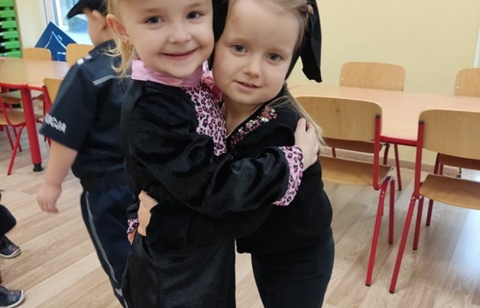 17 lutego w naszym przedszkolu odbył się wspaniały bal. Zaproszenie otrzymała księżniczka i królewicz, rycerz i czarownica i pojawił się nawet smok. Wizyta w przedszkolu takich gości byłaby całkiem dziwna gdyby nie fakt ,iż był to bal przebierańców  Wszystko dzisiaj było takie kolorowe: w naszych salach wisiały balony, a dzieci starały się odgadnąć, kto kryje się za balową maską. Podczas wspólnych zabawach panowała życzliwa atmosfera, było też wiele niespodzianek i powodów do śmiechu. Za wspaniale spędzony czas dziękują wychowawczynie grup.