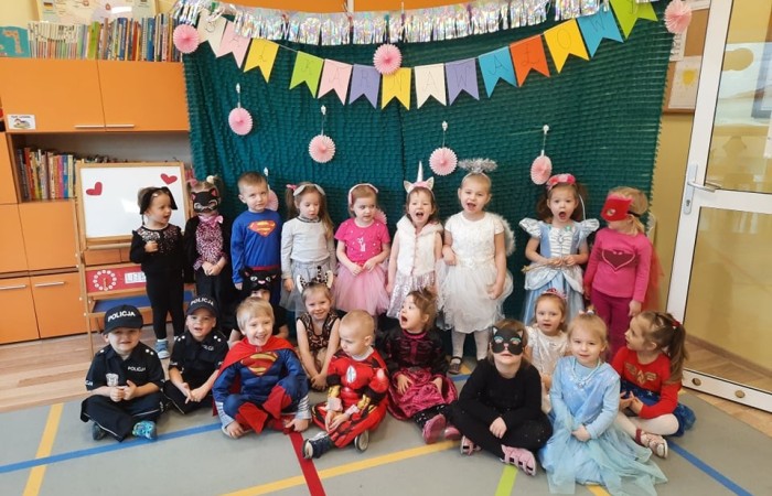 17 lutego w naszym przedszkolu odbył się wspaniały bal. Zaproszenie otrzymała księżniczka i królewicz, rycerz i czarownica i pojawił się nawet smok. Wizyta w przedszkolu takich gości byłaby całkiem dziwna gdyby nie fakt ,iż był to bal przebierańców  Wszystko dzisiaj było takie kolorowe: w naszych salach wisiały balony, a dzieci starały się odgadnąć, kto kryje się za balową maską. Podczas wspólnych zabawach panowała życzliwa atmosfera, było też wiele niespodzianek i powodów do śmiechu. Za wspaniale spędzony czas dziękują wychowawczynie grup.