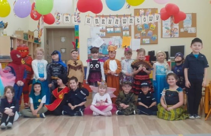 17 lutego w naszym przedszkolu odbył się wspaniały bal. Zaproszenie otrzymała księżniczka i królewicz, rycerz i czarownica i pojawił się nawet smok. Wizyta w przedszkolu takich gości byłaby całkiem dziwna gdyby nie fakt ,iż był to bal przebierańców  Wszystko dzisiaj było takie kolorowe: w naszych salach wisiały balony, a dzieci starały się odgadnąć, kto kryje się za balową maską. Podczas wspólnych zabawach panowała życzliwa atmosfera, było też wiele niespodzianek i powodów do śmiechu. Za wspaniale spędzony czas dziękują wychowawczynie grup.