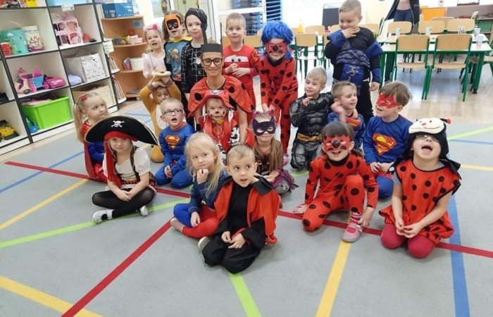 17 lutego w naszym przedszkolu odbył się wspaniały bal. Zaproszenie otrzymała księżniczka i królewicz, rycerz i czarownica i pojawił się nawet smok. Wizyta w przedszkolu takich gości byłaby całkiem dziwna gdyby nie fakt ,iż był to bal przebierańców  Wszystko dzisiaj było takie kolorowe: w naszych salach wisiały balony, a dzieci starały się odgadnąć, kto kryje się za balową maską. Podczas wspólnych zabawach panowała życzliwa atmosfera, było też wiele niespodzianek i powodów do śmiechu. Za wspaniale spędzony czas dziękują wychowawczynie grup.