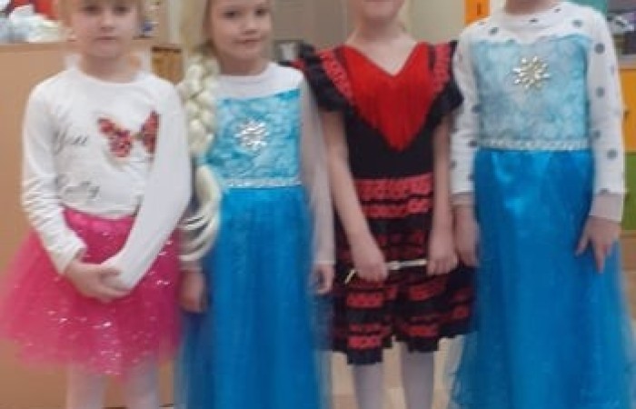 17 lutego w naszym przedszkolu odbył się wspaniały bal. Zaproszenie otrzymała księżniczka i królewicz, rycerz i czarownica i pojawił się nawet smok. Wizyta w przedszkolu takich gości byłaby całkiem dziwna gdyby nie fakt ,iż był to bal przebierańców  Wszystko dzisiaj było takie kolorowe: w naszych salach wisiały balony, a dzieci starały się odgadnąć, kto kryje się za balową maską. Podczas wspólnych zabawach panowała życzliwa atmosfera, było też wiele niespodzianek i powodów do śmiechu. Za wspaniale spędzony czas dziękują wychowawczynie grup.