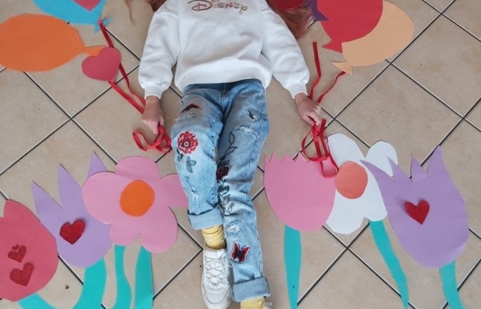 Na zajęciach edukacyjnych dziewczęta i chłopcy z klasy Va i Vb, poza poznawaniem róznych technik szybkiego czytania i uczenia się, rozwijają swoje zdolności artystyczne. Zajęcia odbywają się zarówno w szkole, jak i poza nią. Podczas wycieczki do miasta, podziwialiśmy miejscowe zabytki i robiliśmy zdjęcia. Jedząc pyszne lody, rozmawialiśmy o historii naszego miasta. Korzystając z zakupionych w ramach projektu materiałów, uwiecznialiśmy nasze miasto, szkicując najciekawsze obiekty specjalnymi przyborami. Uczniowie wykonywali metodą decupage piękne skrzynki na chusteczki, malowali koty i niesamowite maski karnawałowe. Podczas przedświątecznego spotkania, przy suto zastawionym stole i nastrojowej muzyce, wykonywali świąteczne podkładki na świece. Zajęcia pozwalają dzieciom rozbudzać kreatywność, wyobraźnię i zdolności.