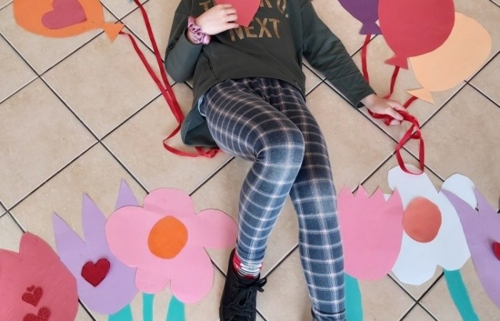 Na zajęciach edukacyjnych dziewczęta i chłopcy z klasy Va i Vb, poza poznawaniem róznych technik szybkiego czytania i uczenia się, rozwijają swoje zdolności artystyczne. Zajęcia odbywają się zarówno w szkole, jak i poza nią. Podczas wycieczki do miasta, podziwialiśmy miejscowe zabytki i robiliśmy zdjęcia. Jedząc pyszne lody, rozmawialiśmy o historii naszego miasta. Korzystając z zakupionych w ramach projektu materiałów, uwiecznialiśmy nasze miasto, szkicując najciekawsze obiekty specjalnymi przyborami. Uczniowie wykonywali metodą decupage piękne skrzynki na chusteczki, malowali koty i niesamowite maski karnawałowe. Podczas przedświątecznego spotkania, przy suto zastawionym stole i nastrojowej muzyce, wykonywali świąteczne podkładki na świece. Zajęcia pozwalają dzieciom rozbudzać kreatywność, wyobraźnię i zdolności.