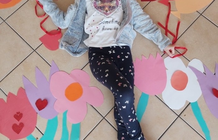 Na zajęciach edukacyjnych dziewczęta i chłopcy z klasy Va i Vb, poza poznawaniem róznych technik szybkiego czytania i uczenia się, rozwijają swoje zdolności artystyczne. Zajęcia odbywają się zarówno w szkole, jak i poza nią. Podczas wycieczki do miasta, podziwialiśmy miejscowe zabytki i robiliśmy zdjęcia. Jedząc pyszne lody, rozmawialiśmy o historii naszego miasta. Korzystając z zakupionych w ramach projektu materiałów, uwiecznialiśmy nasze miasto, szkicując najciekawsze obiekty specjalnymi przyborami. Uczniowie wykonywali metodą decupage piękne skrzynki na chusteczki, malowali koty i niesamowite maski karnawałowe. Podczas przedświątecznego spotkania, przy suto zastawionym stole i nastrojowej muzyce, wykonywali świąteczne podkładki na świece. Zajęcia pozwalają dzieciom rozbudzać kreatywność, wyobraźnię i zdolności.