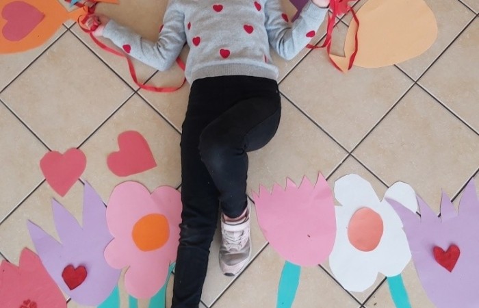 Na zajęciach edukacyjnych dziewczęta i chłopcy z klasy Va i Vb, poza poznawaniem róznych technik szybkiego czytania i uczenia się, rozwijają swoje zdolności artystyczne. Zajęcia odbywają się zarówno w szkole, jak i poza nią. Podczas wycieczki do miasta, podziwialiśmy miejscowe zabytki i robiliśmy zdjęcia. Jedząc pyszne lody, rozmawialiśmy o historii naszego miasta. Korzystając z zakupionych w ramach projektu materiałów, uwiecznialiśmy nasze miasto, szkicując najciekawsze obiekty specjalnymi przyborami. Uczniowie wykonywali metodą decupage piękne skrzynki na chusteczki, malowali koty i niesamowite maski karnawałowe. Podczas przedświątecznego spotkania, przy suto zastawionym stole i nastrojowej muzyce, wykonywali świąteczne podkładki na świece. Zajęcia pozwalają dzieciom rozbudzać kreatywność, wyobraźnię i zdolności.