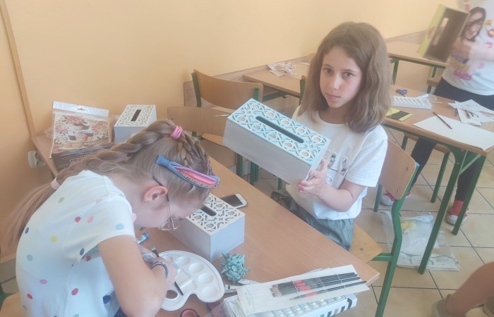 Na zajęciach edukacyjnych dziewczęta i chłopcy z klasy Va i Vb, poza poznawaniem róznych technik szybkiego czytania i uczenia się, rozwijają swoje zdolności artystyczne. Zajęcia odbywają się zarówno w szkole, jak i poza nią. Podczas wycieczki do miasta, podziwialiśmy miejscowe zabytki i robiliśmy zdjęcia. Jedząc pyszne lody, rozmawialiśmy o historii naszego miasta. Korzystając z zakupionych w ramach projektu materiałów, uwiecznialiśmy nasze miasto, szkicując najciekawsze obiekty specjalnymi przyborami. Uczniowie wykonywali metodą decupage piękne skrzynki na chusteczki, malowali koty i niesamowite maski karnawałowe. Podczas przedświątecznego spotkania, przy suto zastawionym stole i nastrojowej muzyce, wykonywali świąteczne podkładki na świece. Zajęcia pozwalają dzieciom rozbudzać kreatywność, wyobraźnię i zdolności.