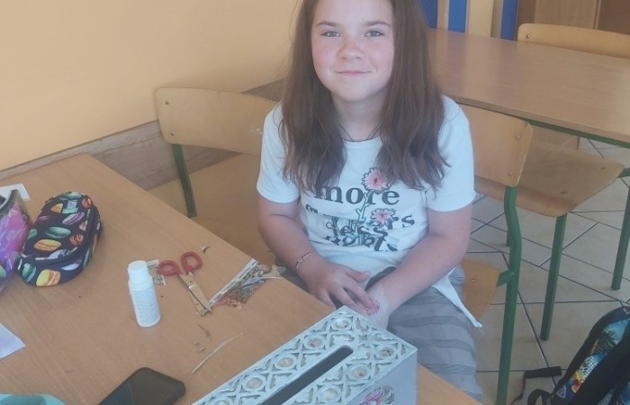 Na zajęciach edukacyjnych dziewczęta i chłopcy z klasy Va i Vb, poza poznawaniem róznych technik szybkiego czytania i uczenia się, rozwijają swoje zdolności artystyczne. Zajęcia odbywają się zarówno w szkole, jak i poza nią. Podczas wycieczki do miasta, podziwialiśmy miejscowe zabytki i robiliśmy zdjęcia. Jedząc pyszne lody, rozmawialiśmy o historii naszego miasta. Korzystając z zakupionych w ramach projektu materiałów, uwiecznialiśmy nasze miasto, szkicując najciekawsze obiekty specjalnymi przyborami. Uczniowie wykonywali metodą decupage piękne skrzynki na chusteczki, malowali koty i niesamowite maski karnawałowe. Podczas przedświątecznego spotkania, przy suto zastawionym stole i nastrojowej muzyce, wykonywali świąteczne podkładki na świece. Zajęcia pozwalają dzieciom rozbudzać kreatywność, wyobraźnię i zdolności.