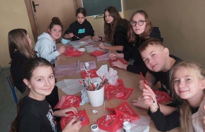 Na zajęciach edukacyjnych dziewczęta i chłopcy z klasy Va i Vb, poza poznawaniem róznych technik szybkiego czytania i uczenia się, rozwijają swoje zdolności artystyczne. Zajęcia odbywają się zarówno w szkole, jak i poza nią. Podczas wycieczki do miasta, podziwialiśmy miejscowe zabytki i robiliśmy zdjęcia. Jedząc pyszne lody, rozmawialiśmy o historii naszego miasta. Korzystając z zakupionych w ramach projektu materiałów, uwiecznialiśmy nasze miasto, szkicując najciekawsze obiekty specjalnymi przyborami. Uczniowie wykonywali metodą decupage piękne skrzynki na chusteczki, malowali koty i niesamowite maski karnawałowe. Podczas przedświątecznego spotkania, przy suto zastawionym stole i nastrojowej muzyce, wykonywali świąteczne podkładki na świece. Zajęcia pozwalają dzieciom rozbudzać kreatywność, wyobraźnię i zdolności.