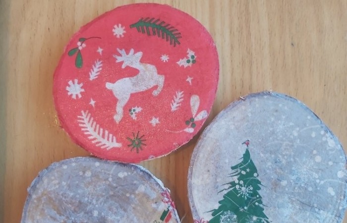 Na zajęciach edukacyjnych dziewczęta i chłopcy z klasy Va i Vb, poza poznawaniem róznych technik szybkiego czytania i uczenia się, rozwijają swoje zdolności artystyczne. Zajęcia odbywają się zarówno w szkole, jak i poza nią. Podczas wycieczki do miasta, podziwialiśmy miejscowe zabytki i robiliśmy zdjęcia. Jedząc pyszne lody, rozmawialiśmy o historii naszego miasta. Korzystając z zakupionych w ramach projektu materiałów, uwiecznialiśmy nasze miasto, szkicując najciekawsze obiekty specjalnymi przyborami. Uczniowie wykonywali metodą decupage piękne skrzynki na chusteczki, malowali koty i niesamowite maski karnawałowe. Podczas przedświątecznego spotkania, przy suto zastawionym stole i nastrojowej muzyce, wykonywali świąteczne podkładki na świece. Zajęcia pozwalają dzieciom rozbudzać kreatywność, wyobraźnię i zdolności.