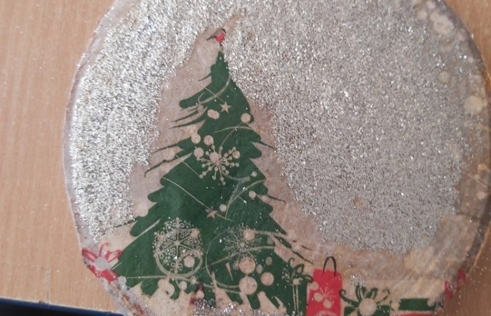 Na zajęciach edukacyjnych dziewczęta i chłopcy z klasy Va i Vb, poza poznawaniem róznych technik szybkiego czytania i uczenia się, rozwijają swoje zdolności artystyczne. Zajęcia odbywają się zarówno w szkole, jak i poza nią. Podczas wycieczki do miasta, podziwialiśmy miejscowe zabytki i robiliśmy zdjęcia. Jedząc pyszne lody, rozmawialiśmy o historii naszego miasta. Korzystając z zakupionych w ramach projektu materiałów, uwiecznialiśmy nasze miasto, szkicując najciekawsze obiekty specjalnymi przyborami. Uczniowie wykonywali metodą decupage piękne skrzynki na chusteczki, malowali koty i niesamowite maski karnawałowe. Podczas przedświątecznego spotkania, przy suto zastawionym stole i nastrojowej muzyce, wykonywali świąteczne podkładki na świece. Zajęcia pozwalają dzieciom rozbudzać kreatywność, wyobraźnię i zdolności.