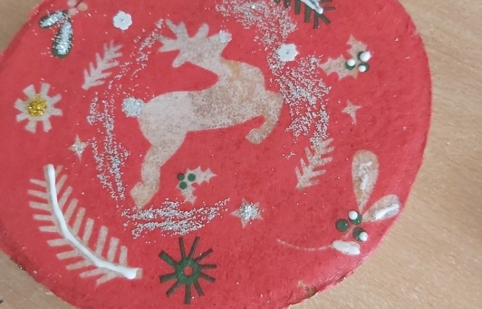 Na zajęciach edukacyjnych dziewczęta i chłopcy z klasy Va i Vb, poza poznawaniem róznych technik szybkiego czytania i uczenia się, rozwijają swoje zdolności artystyczne. Zajęcia odbywają się zarówno w szkole, jak i poza nią. Podczas wycieczki do miasta, podziwialiśmy miejscowe zabytki i robiliśmy zdjęcia. Jedząc pyszne lody, rozmawialiśmy o historii naszego miasta. Korzystając z zakupionych w ramach projektu materiałów, uwiecznialiśmy nasze miasto, szkicując najciekawsze obiekty specjalnymi przyborami. Uczniowie wykonywali metodą decupage piękne skrzynki na chusteczki, malowali koty i niesamowite maski karnawałowe. Podczas przedświątecznego spotkania, przy suto zastawionym stole i nastrojowej muzyce, wykonywali świąteczne podkładki na świece. Zajęcia pozwalają dzieciom rozbudzać kreatywność, wyobraźnię i zdolności.