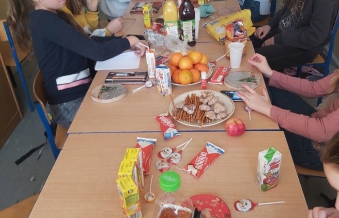 Na zajęciach edukacyjnych dziewczęta i chłopcy z klasy Va i Vb, poza poznawaniem róznych technik szybkiego czytania i uczenia się, rozwijają swoje zdolności artystyczne. Zajęcia odbywają się zarówno w szkole, jak i poza nią. Podczas wycieczki do miasta, podziwialiśmy miejscowe zabytki i robiliśmy zdjęcia. Jedząc pyszne lody, rozmawialiśmy o historii naszego miasta. Korzystając z zakupionych w ramach projektu materiałów, uwiecznialiśmy nasze miasto, szkicując najciekawsze obiekty specjalnymi przyborami. Uczniowie wykonywali metodą decupage piękne skrzynki na chusteczki, malowali koty i niesamowite maski karnawałowe. Podczas przedświątecznego spotkania, przy suto zastawionym stole i nastrojowej muzyce, wykonywali świąteczne podkładki na świece. Zajęcia pozwalają dzieciom rozbudzać kreatywność, wyobraźnię i zdolności.