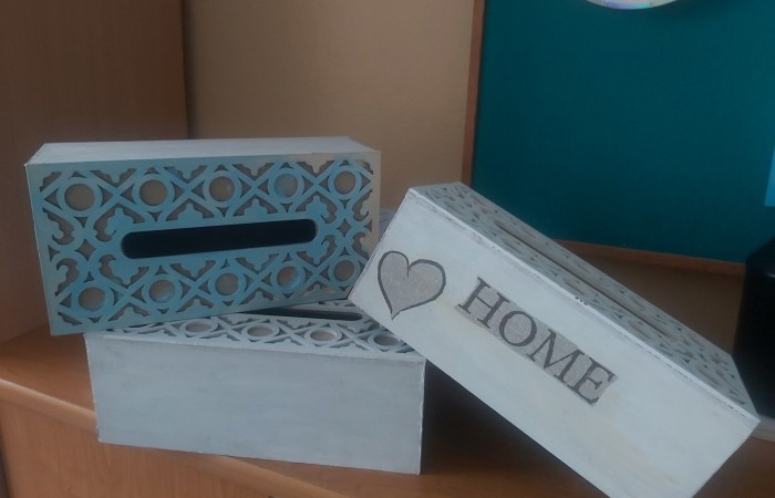 Na zajęciach edukacyjnych dziewczęta i chłopcy z klasy Va i Vb, poza poznawaniem róznych technik szybkiego czytania i uczenia się, rozwijają swoje zdolności artystyczne. Zajęcia odbywają się zarówno w szkole, jak i poza nią. Podczas wycieczki do miasta, podziwialiśmy miejscowe zabytki i robiliśmy zdjęcia. Jedząc pyszne lody, rozmawialiśmy o historii naszego miasta. Korzystając z zakupionych w ramach projektu materiałów, uwiecznialiśmy nasze miasto, szkicując najciekawsze obiekty specjalnymi przyborami. Uczniowie wykonywali metodą decupage piękne skrzynki na chusteczki, malowali koty i niesamowite maski karnawałowe. Podczas przedświątecznego spotkania, przy suto zastawionym stole i nastrojowej muzyce, wykonywali świąteczne podkładki na świece. Zajęcia pozwalają dzieciom rozbudzać kreatywność, wyobraźnię i zdolności.