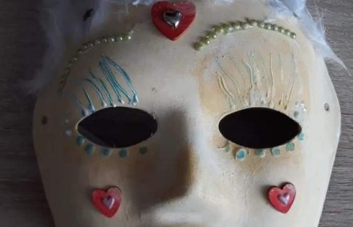 Na zajęciach edukacyjnych dziewczęta i chłopcy z klasy Va i Vb, poza poznawaniem róznych technik szybkiego czytania i uczenia się, rozwijają swoje zdolności artystyczne. Zajęcia odbywają się zarówno w szkole, jak i poza nią. Podczas wycieczki do miasta, podziwialiśmy miejscowe zabytki i robiliśmy zdjęcia. Jedząc pyszne lody, rozmawialiśmy o historii naszego miasta. Korzystając z zakupionych w ramach projektu materiałów, uwiecznialiśmy nasze miasto, szkicując najciekawsze obiekty specjalnymi przyborami. Uczniowie wykonywali metodą decupage piękne skrzynki na chusteczki, malowali koty i niesamowite maski karnawałowe. Podczas przedświątecznego spotkania, przy suto zastawionym stole i nastrojowej muzyce, wykonywali świąteczne podkładki na świece. Zajęcia pozwalają dzieciom rozbudzać kreatywność, wyobraźnię i zdolności.