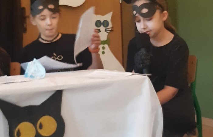 21 lutego obchodzony jest Światowo Dzień Kota. W naszej szkole też odbył się koci dzień. Uczniowie klasy 3b przygotowali niespodziankę dla młodszych kolegów z zerówki i pierwszych klas. Przebrani za koty przeczytli bajkę 