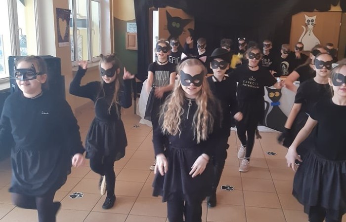 21 lutego obchodzony jest Światowo Dzień Kota. W naszej szkole też odbył się koci dzień. Uczniowie klasy 3b przygotowali niespodziankę dla młodszych kolegów z zerówki i pierwszych klas. Przebrani za koty przeczytli bajkę 