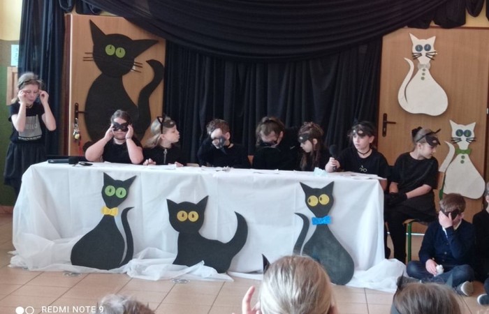 21 lutego obchodzony jest Światowo Dzień Kota. W naszej szkole też odbył się koci dzień. Uczniowie klasy 3b przygotowali niespodziankę dla młodszych kolegów z zerówki i pierwszych klas. Przebrani za koty przeczytli bajkę 