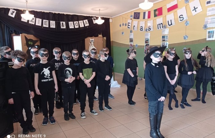 21 lutego obchodzony jest Światowo Dzień Kota. W naszej szkole też odbył się koci dzień. Uczniowie klasy 3b przygotowali niespodziankę dla młodszych kolegów z zerówki i pierwszych klas. Przebrani za koty przeczytli bajkę 