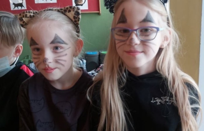 21 lutego obchodzony jest Światowo Dzień Kota. W naszej szkole też odbył się koci dzień. Uczniowie klasy 3b przygotowali niespodziankę dla młodszych kolegów z zerówki i pierwszych klas. Przebrani za koty przeczytli bajkę 