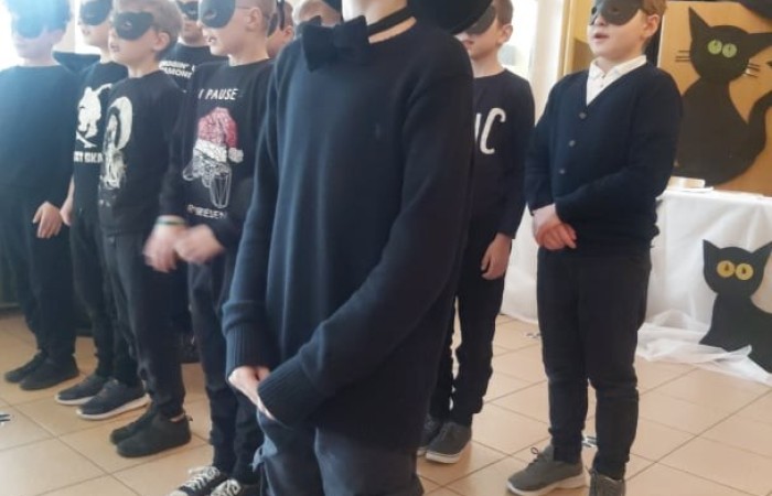 21 lutego obchodzony jest Światowo Dzień Kota. W naszej szkole też odbył się koci dzień. Uczniowie klasy 3b przygotowali niespodziankę dla młodszych kolegów z zerówki i pierwszych klas. Przebrani za koty przeczytli bajkę 