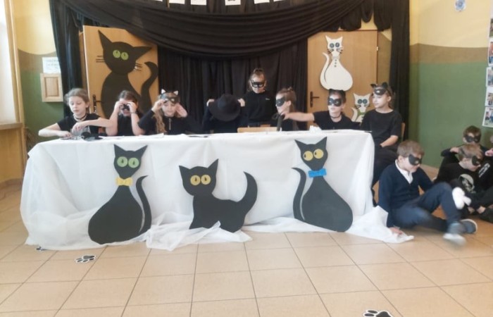 21 lutego obchodzony jest Światowo Dzień Kota. W naszej szkole też odbył się koci dzień. Uczniowie klasy 3b przygotowali niespodziankę dla młodszych kolegów z zerówki i pierwszych klas. Przebrani za koty przeczytli bajkę 