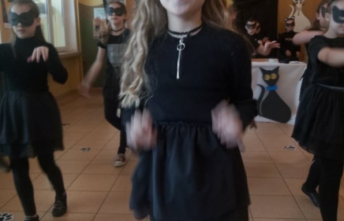 21 lutego obchodzony jest Światowo Dzień Kota. W naszej szkole też odbył się koci dzień. Uczniowie klasy 3b przygotowali niespodziankę dla młodszych kolegów z zerówki i pierwszych klas. Przebrani za koty przeczytli bajkę 