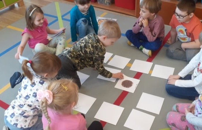 Był sobie pączek
co nie miał rączek
i okrąglutki był jak miesiączek.
 
Miał lukrowaną, złocistą skórkę
a w środku dziurkę
na konfiturkę.
 
Wszyscy go lubili
starsi i dzieci
na jego widok, aż ślinka leci.
 
Lecz co naprawdę pączki są warte?
To wie najlepiej. Kto?
TŁUSTY CZWARTEK.
