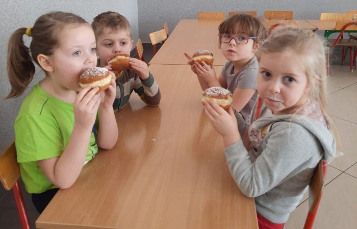 Był sobie pączek
co nie miał rączek
i okrąglutki był jak miesiączek.
 
Miał lukrowaną, złocistą skórkę
a w środku dziurkę
na konfiturkę.
 
Wszyscy go lubili
starsi i dzieci
na jego widok, aż ślinka leci.
 
Lecz co naprawdę pączki są warte?
To wie najlepiej. Kto?
TŁUSTY CZWARTEK.
