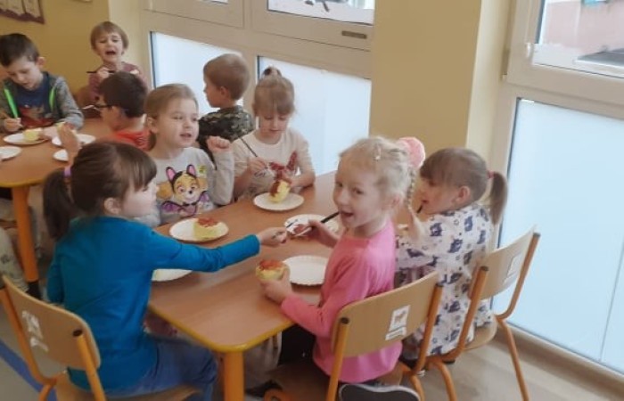 Był sobie pączek
co nie miał rączek
i okrąglutki był jak miesiączek.
 
Miał lukrowaną, złocistą skórkę
a w środku dziurkę
na konfiturkę.
 
Wszyscy go lubili
starsi i dzieci
na jego widok, aż ślinka leci.
 
Lecz co naprawdę pączki są warte?
To wie najlepiej. Kto?
TŁUSTY CZWARTEK.
