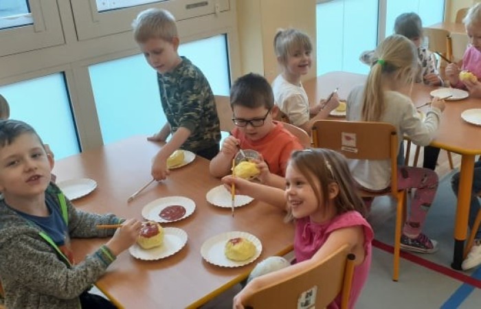 Był sobie pączek
co nie miał rączek
i okrąglutki był jak miesiączek.
 
Miał lukrowaną, złocistą skórkę
a w środku dziurkę
na konfiturkę.
 
Wszyscy go lubili
starsi i dzieci
na jego widok, aż ślinka leci.
 
Lecz co naprawdę pączki są warte?
To wie najlepiej. Kto?
TŁUSTY CZWARTEK.
