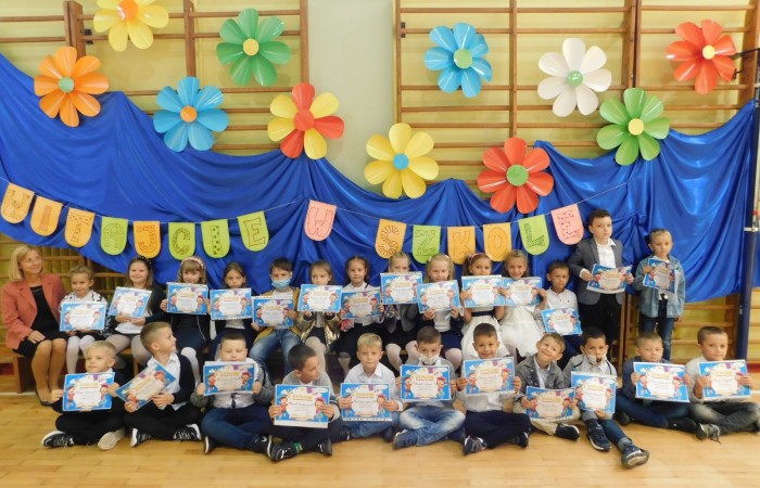 Szczególną troską otoczeni są najmłodsi uczniowie z klas pierwszych, którzy mają zapewnioną całodniową opiekę swoich wychowawczyń. Aby ograniczyć lęk towarzyszący na początku danego etapu edukacyjnego, z myślą o uczniach klas I i IV zostały opracowane i wdrożone programy adaptacyjne, dzięki którym dzieci już  od pierwszych dni czują się bezpiecznie.
Dwójka jest SUPER! Zapraszamy na nasza stronę internetową i profil FB!