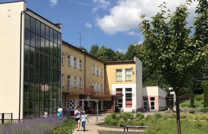 Szkoła Podstawowa nr 2  w Pasłęku 
znajduje się przy ulicy Sprzymierzonych 9 
usytuowana jest na pięknym terenie. 
W jej krajobraz wpisuje się kompleks boisk sportowych, 
ścieżki spacerowe, tarasy kwiatowe,
ławeczki i miejsca na prawdziwy relaks. 
Z daleka wyróżnia ją nowoczesna przeszklona klatka schodowa
z widokiem na przylegającą do dziedzińca  „Akademię zieleni”.
