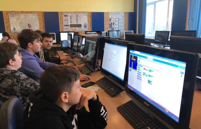 Uczniowie mają do dyspozycji 17 odnowionych i dobrze wyposażonych sal lekcyjnych z projektorami i tablicami interaktywnymi, pracownię komputerową, pracownię językową ze specjalistycznym oprogramowaniem multimedialnym, bibliotekę, świetlicę, przestronną aulę, gdzie odbywają się wszystkie uroczystości szkolne oraz małą salę gimnastyczną, z której korzystają młodsze dzieci i przedszkolaki oraz odnowioną szatnię, częściowo wyposażoną w szafki uczniowskie.