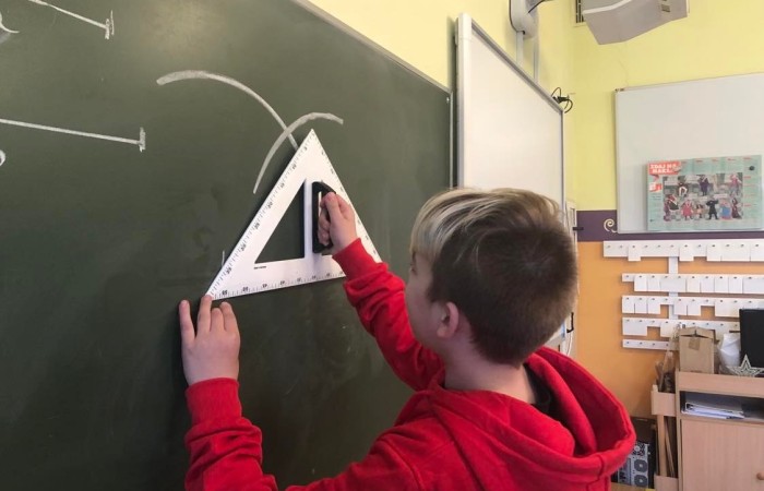 Uczniowie mają do dyspozycji 17 odnowionych i dobrze wyposażonych sal lekcyjnych z projektorami i tablicami interaktywnymi, pracownię komputerową, pracownię językową ze specjalistycznym oprogramowaniem multimedialnym, bibliotekę, świetlicę, przestronną aulę, gdzie odbywają się wszystkie uroczystości szkolne oraz małą salę gimnastyczną, z której korzystają młodsze dzieci i przedszkolaki oraz odnowioną szatnię, częściowo wyposażoną w szafki uczniowskie.