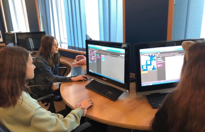 Uczniowie mają do dyspozycji 17 odnowionych i dobrze wyposażonych sal lekcyjnych z projektorami i tablicami interaktywnymi, pracownię komputerową, pracownię językową ze specjalistycznym oprogramowaniem multimedialnym, bibliotekę, świetlicę, przestronną aulę, gdzie odbywają się wszystkie uroczystości szkolne oraz małą salę gimnastyczną, z której korzystają młodsze dzieci i przedszkolaki oraz odnowioną szatnię, częściowo wyposażoną w szafki uczniowskie.