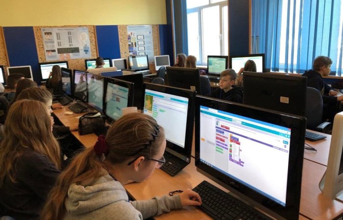 Uczniowie mają do dyspozycji 17 odnowionych i dobrze wyposażonych sal lekcyjnych z projektorami i tablicami interaktywnymi, pracownię komputerową, pracownię językową ze specjalistycznym oprogramowaniem multimedialnym, bibliotekę, świetlicę, przestronną aulę, gdzie odbywają się wszystkie uroczystości szkolne oraz małą salę gimnastyczną, z której korzystają młodsze dzieci i przedszkolaki oraz odnowioną szatnię, częściowo wyposażoną w szafki uczniowskie.