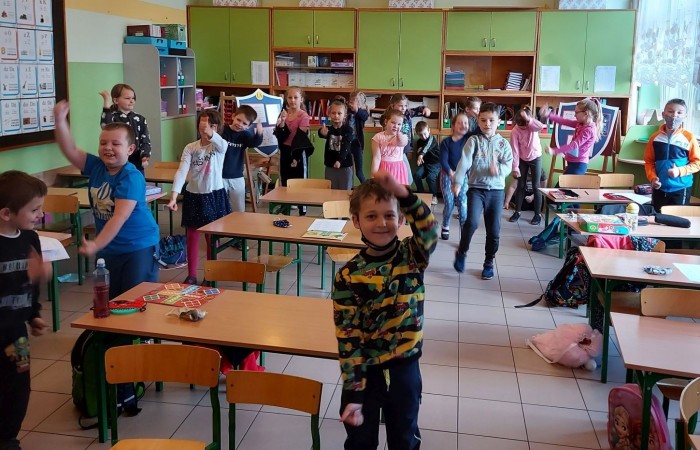 Uczniowie mają do dyspozycji 17 odnowionych i dobrze wyposażonych sal lekcyjnych z projektorami i tablicami interaktywnymi, pracownię komputerową, pracownię językową ze specjalistycznym oprogramowaniem multimedialnym, bibliotekę, świetlicę, przestronną aulę, gdzie odbywają się wszystkie uroczystości szkolne oraz małą salę gimnastyczną, z której korzystają młodsze dzieci i przedszkolaki oraz odnowioną szatnię, częściowo wyposażoną w szafki uczniowskie.