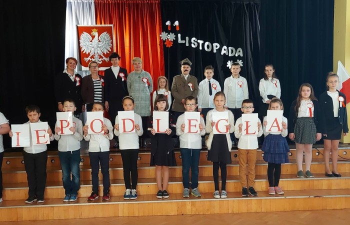 Uczniowie mają do dyspozycji 17 odnowionych i dobrze wyposażonych sal lekcyjnych z projektorami i tablicami interaktywnymi, pracownię komputerową, pracownię językową ze specjalistycznym oprogramowaniem multimedialnym, bibliotekę, świetlicę, przestronną aulę, gdzie odbywają się wszystkie uroczystości szkolne oraz małą salę gimnastyczną, z której korzystają młodsze dzieci i przedszkolaki oraz odnowioną szatnię, częściowo wyposażoną w szafki uczniowskie.