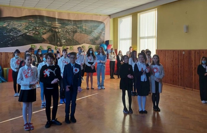 Uczniowie mają do dyspozycji 17 odnowionych i dobrze wyposażonych sal lekcyjnych z projektorami i tablicami interaktywnymi, pracownię komputerową, pracownię językową ze specjalistycznym oprogramowaniem multimedialnym, bibliotekę, świetlicę, przestronną aulę, gdzie odbywają się wszystkie uroczystości szkolne oraz małą salę gimnastyczną, z której korzystają młodsze dzieci i przedszkolaki oraz odnowioną szatnię, częściowo wyposażoną w szafki uczniowskie.