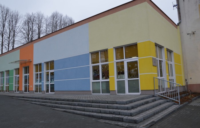 W naszej szkole funkcjonują cztery grupy przedszkolne (Motylki, Biedroneczki, Kotki, Leśne Skrzaty), do których uczęszcza 100 dzieci w wieku od 3 do 6 lat. Do dyspozycji przedszkolaków są przestronne i funkcjonalnie urządzone sale dydaktyczne wraz z przylegającymi do nich łazienkami dostosowanymi do potrzeb maluchów. Każdego dnia przedszkolaki uczestniczą w różnych ciekawych zajęciach i zabawach, zaspokajają potrzebę ruchu podczas spacerów i zabaw na świeżym powietrzu. Dzieci wymagające specjalistycznej opieki są objęte fachowym wsparciem umożliwiającym prawidłowy rozwój.