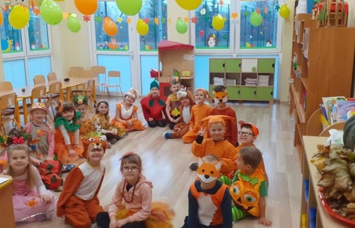 W naszej szkole funkcjonują cztery grupy przedszkolne (Motylki, Biedroneczki, Kotki, Leśne Skrzaty), do których uczęszcza 100 dzieci w wieku od 3 do 6 lat. Do dyspozycji przedszkolaków są przestronne i funkcjonalnie urządzone sale dydaktyczne wraz z przylegającymi do nich łazienkami dostosowanymi do potrzeb maluchów. Każdego dnia przedszkolaki uczestniczą w różnych ciekawych zajęciach i zabawach, zaspokajają potrzebę ruchu podczas spacerów i zabaw na świeżym powietrzu. Dzieci wymagające specjalistycznej opieki są objęte fachowym wsparciem umożliwiającym prawidłowy rozwój.