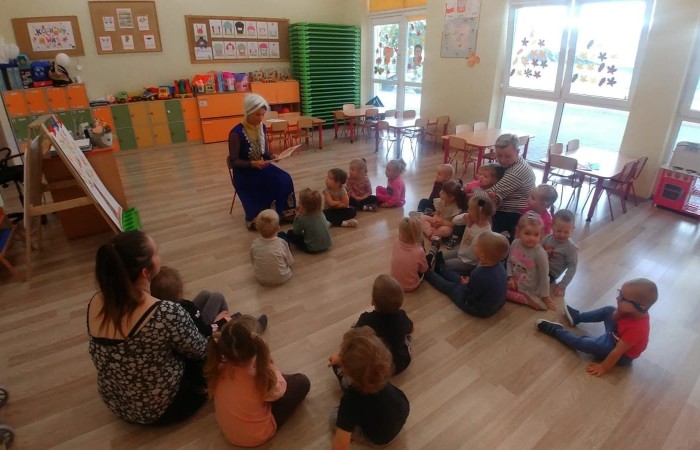 W naszej szkole funkcjonują cztery grupy przedszkolne (Motylki, Biedroneczki, Kotki, Leśne Skrzaty), do których uczęszcza 100 dzieci w wieku od 3 do 6 lat. Do dyspozycji przedszkolaków są przestronne i funkcjonalnie urządzone sale dydaktyczne wraz z przylegającymi do nich łazienkami dostosowanymi do potrzeb maluchów. Każdego dnia przedszkolaki uczestniczą w różnych ciekawych zajęciach i zabawach, zaspokajają potrzebę ruchu podczas spacerów i zabaw na świeżym powietrzu. Dzieci wymagające specjalistycznej opieki są objęte fachowym wsparciem umożliwiającym prawidłowy rozwój.