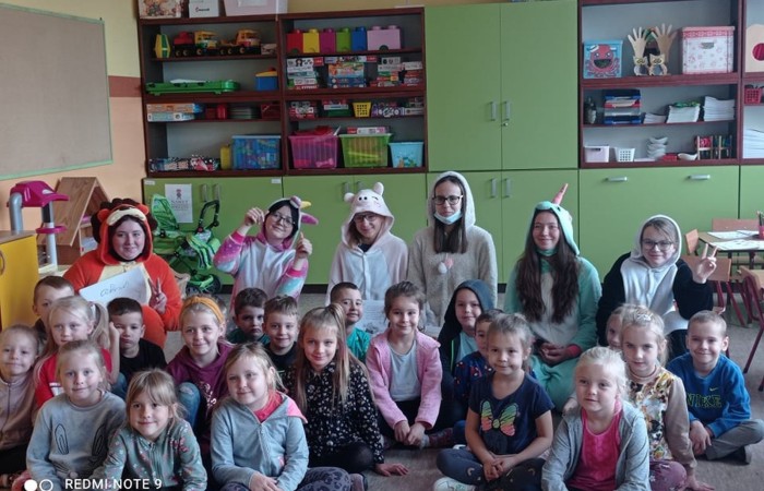 W naszej szkole funkcjonują cztery grupy przedszkolne (Motylki, Biedroneczki, Kotki, Leśne Skrzaty), do których uczęszcza 100 dzieci w wieku od 3 do 6 lat. Do dyspozycji przedszkolaków są przestronne i funkcjonalnie urządzone sale dydaktyczne wraz z przylegającymi do nich łazienkami dostosowanymi do potrzeb maluchów. Każdego dnia przedszkolaki uczestniczą w różnych ciekawych zajęciach i zabawach, zaspokajają potrzebę ruchu podczas spacerów i zabaw na świeżym powietrzu. Dzieci wymagające specjalistycznej opieki są objęte fachowym wsparciem umożliwiającym prawidłowy rozwój.