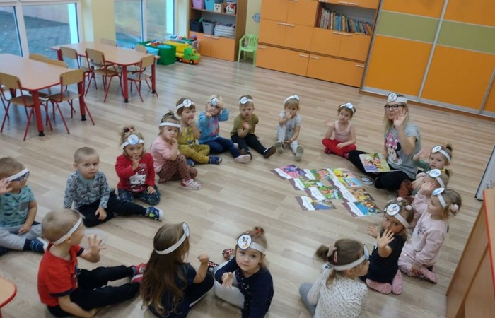 W naszej szkole funkcjonują cztery grupy przedszkolne (Motylki, Biedroneczki, Kotki, Leśne Skrzaty), do których uczęszcza 100 dzieci w wieku od 3 do 6 lat. Do dyspozycji przedszkolaków są przestronne i funkcjonalnie urządzone sale dydaktyczne wraz z przylegającymi do nich łazienkami dostosowanymi do potrzeb maluchów. Każdego dnia przedszkolaki uczestniczą w różnych ciekawych zajęciach i zabawach, zaspokajają potrzebę ruchu podczas spacerów i zabaw na świeżym powietrzu. Dzieci wymagające specjalistycznej opieki są objęte fachowym wsparciem umożliwiającym prawidłowy rozwój.