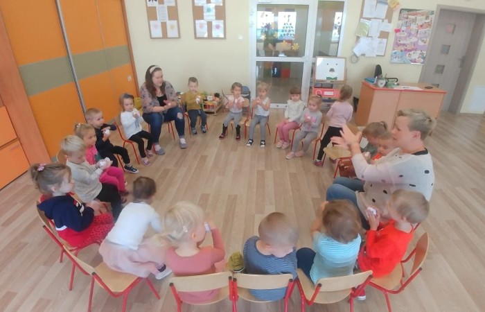 W naszej szkole funkcjonują cztery grupy przedszkolne (Motylki, Biedroneczki, Kotki, Leśne Skrzaty), do których uczęszcza 100 dzieci w wieku od 3 do 6 lat. Do dyspozycji przedszkolaków są przestronne i funkcjonalnie urządzone sale dydaktyczne wraz z przylegającymi do nich łazienkami dostosowanymi do potrzeb maluchów. Każdego dnia przedszkolaki uczestniczą w różnych ciekawych zajęciach i zabawach, zaspokajają potrzebę ruchu podczas spacerów i zabaw na świeżym powietrzu. Dzieci wymagające specjalistycznej opieki są objęte fachowym wsparciem umożliwiającym prawidłowy rozwój.