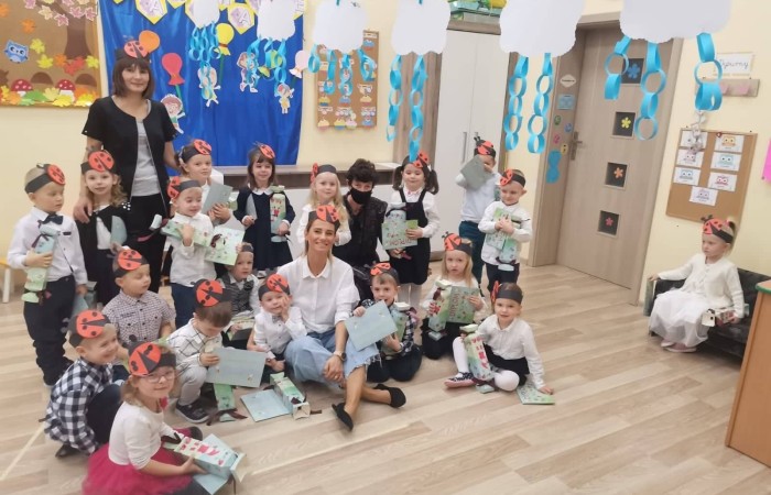 W naszej szkole funkcjonują cztery grupy przedszkolne (Motylki, Biedroneczki, Kotki, Leśne Skrzaty), do których uczęszcza 100 dzieci w wieku od 3 do 6 lat. Do dyspozycji przedszkolaków są przestronne i funkcjonalnie urządzone sale dydaktyczne wraz z przylegającymi do nich łazienkami dostosowanymi do potrzeb maluchów. Każdego dnia przedszkolaki uczestniczą w różnych ciekawych zajęciach i zabawach, zaspokajają potrzebę ruchu podczas spacerów i zabaw na świeżym powietrzu. Dzieci wymagające specjalistycznej opieki są objęte fachowym wsparciem umożliwiającym prawidłowy rozwój.